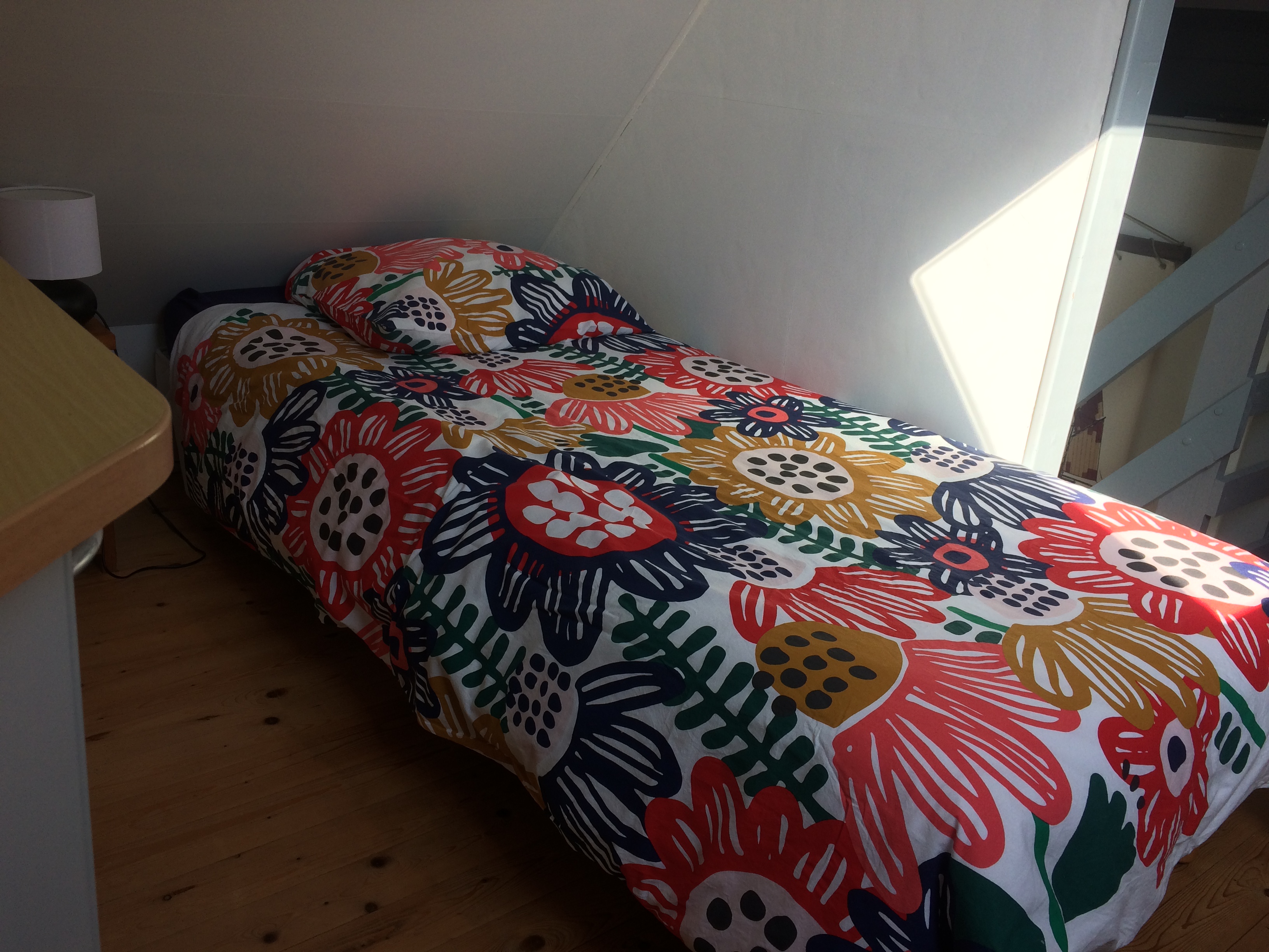 Lit double de la chambre